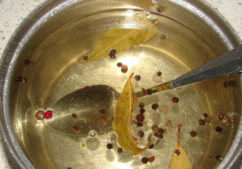 1. Этап. Маринованная капуста с хреном: Сделайте маринад. Воду с лавровым листом, перцем горошком, гвоздикой, солью и сахаром доведите до кипения. Варите маринад 3-4 минуты.