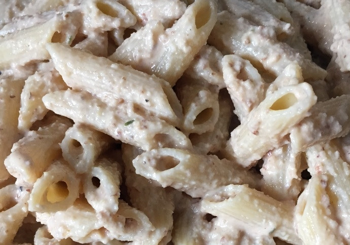 1. Этап. Паста с ореховым соусом: 3. Отварите пасту до готовности. ¼ стакана воды, в которой варилась паста, влейте в соус и перемешайте, затем смешайте отварную пасту и ореховый соус.