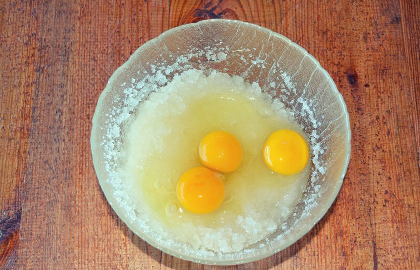 1. Этап. Торт Темный Ларри: К маслу с сахаром вбиваем яйца, продолжая взбивать.