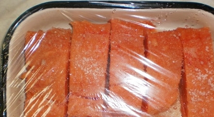 1. Этап. Филе кижуча: Закрываем крышкой или пленкой и убираем в холодильник часов на 12-16. За это время рекомендую несколько раз переворачивать рыбу, чтобы она хорошо просолилась в образовавшемся в процессе засолки соке.