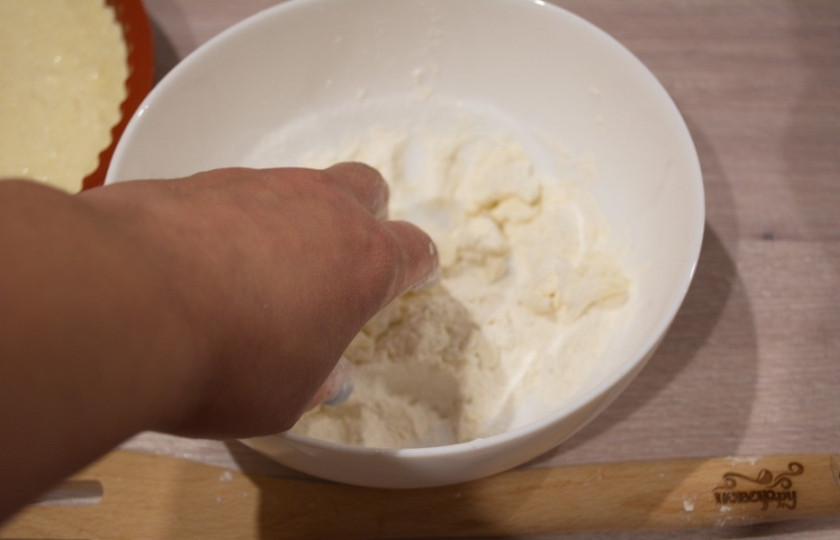 1. Этап. Творожная запеканка с песочным тестом: В миску всыпьте 100 г. муки. Добавьте 70 г. сливочного масла и 2-3 ст. ложки сахара. Руками смешайте муку с сахаром и маслом.