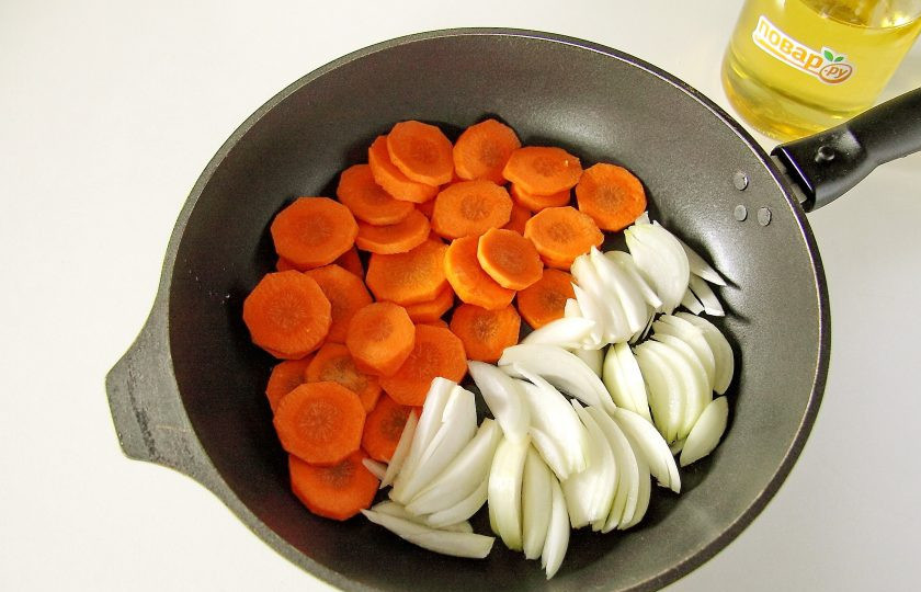 1. Этап. Свинина с морковью в духовке: Лук нарежьте перьями, морковь нарежьте крупной соломкой или кружочками.