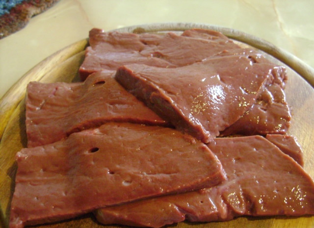 1. Этап. Печень говяжья жареная: Печень промойте, удалите с неё плёнки и прожилки. Разрежьте мясо на средние куски.