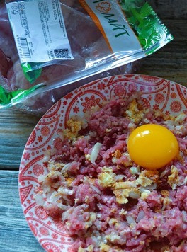 1. Этап. Котлеты в кексе: Филе индейки, лук и маленький кусочек чёрствого хлеба прокрутить на мясорубке (мелкая решётка). Добавить желток.