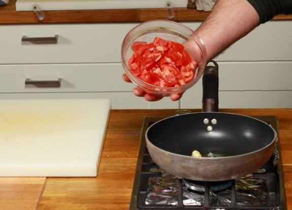 1. Этап. Баклажаны, фаршированные помидорами и сыром: В другой сковороде потушить мелко нарезанные помидоры с солью.