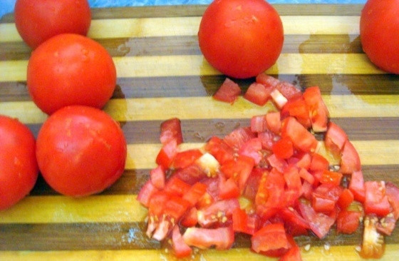 1. Этап. Аджаб сандал с мясом: Помытые помидоры измельчите.