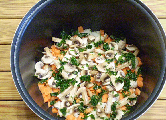 1. Этап. Гуляш из шампиньонов: 4. В кастрюлю мультиварки вливаем масло растительное, складываем все овощи, соль, специи и тушим в режиме 