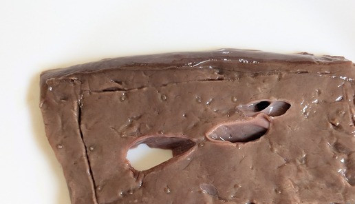 1. Этап. Шницель из говяжьей печени: Пока обжаривается лук, надрезать каждый кусочек печени по краям, как на фото. Это нужно для того, чтобы печень по краям не стягивалась.