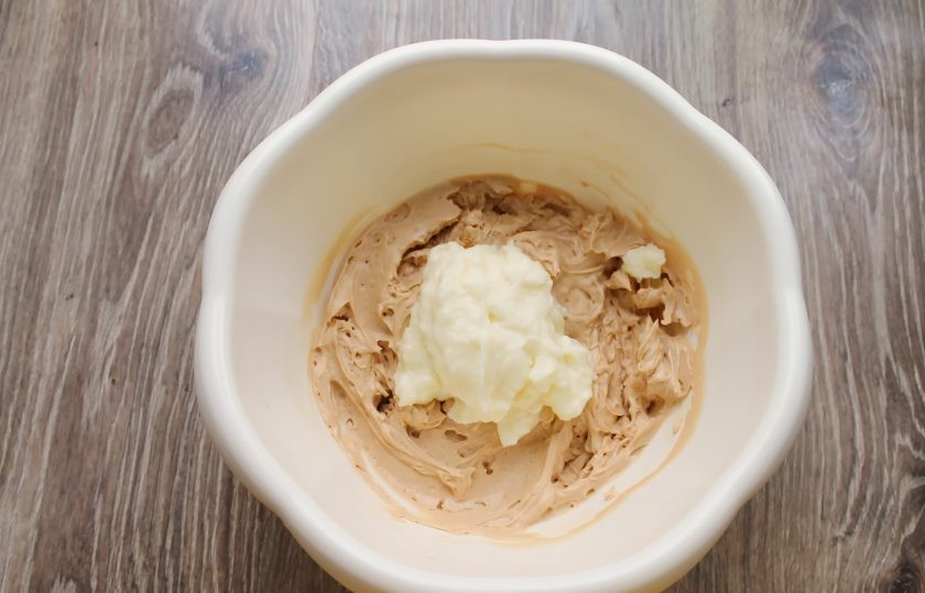 1. Этап. Польский медовик: Взбивая, понемногу добавляйте заварной крем комнатной температуры. Крем должен стать однородным и пышным.