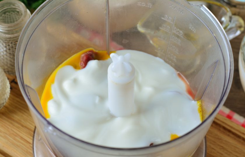 1. Этап. Печеночный торт без майонеза: Влейте 100 грамм натурального йогурта.