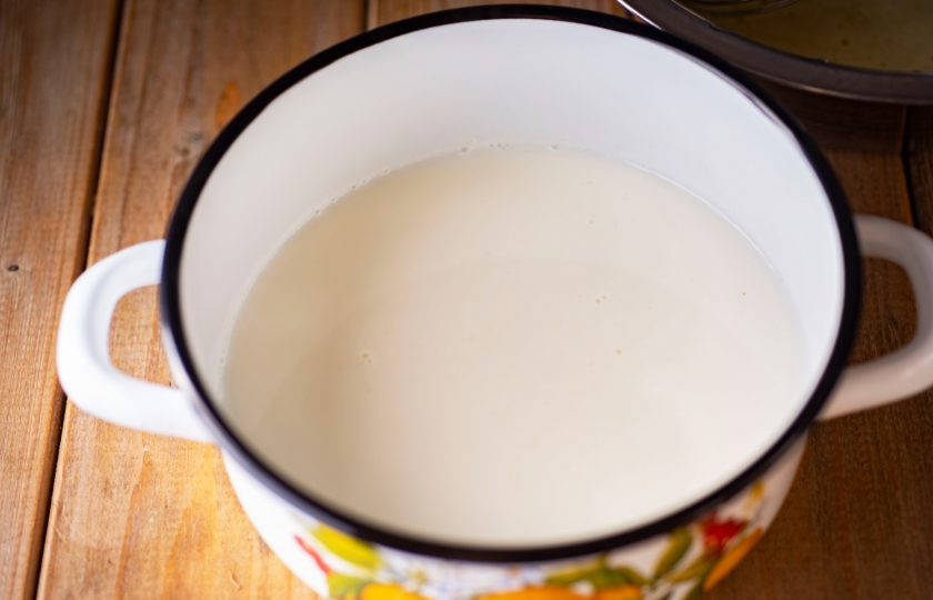 1. Этап. Молочное мороженое с клубникой: Молоко в кастрюльке доведите до кипения на среднем огне.