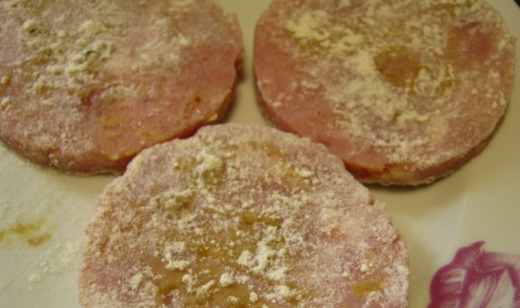 1. Этап. Жареная ветчина: Панируем в муке.