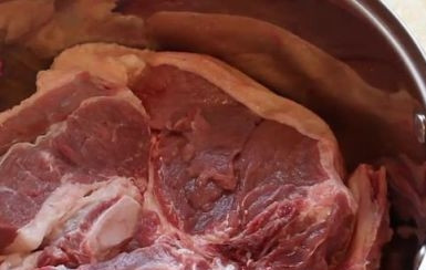 1. Этап. Борщ из конины: Мясо тщательно моем, выкладываем в кастрюлю и заливаем водой. Воды нам понадобится литра 2. Ставим кастрюлю на огонь.