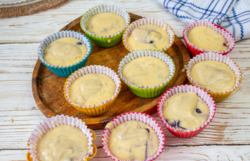 1. Этап. Кексы без глютена ПП: Разложите тесто по формочкам на 2/3. Выпекайте в заранее разогретой до 180 градусов духовке 20-25 минут.