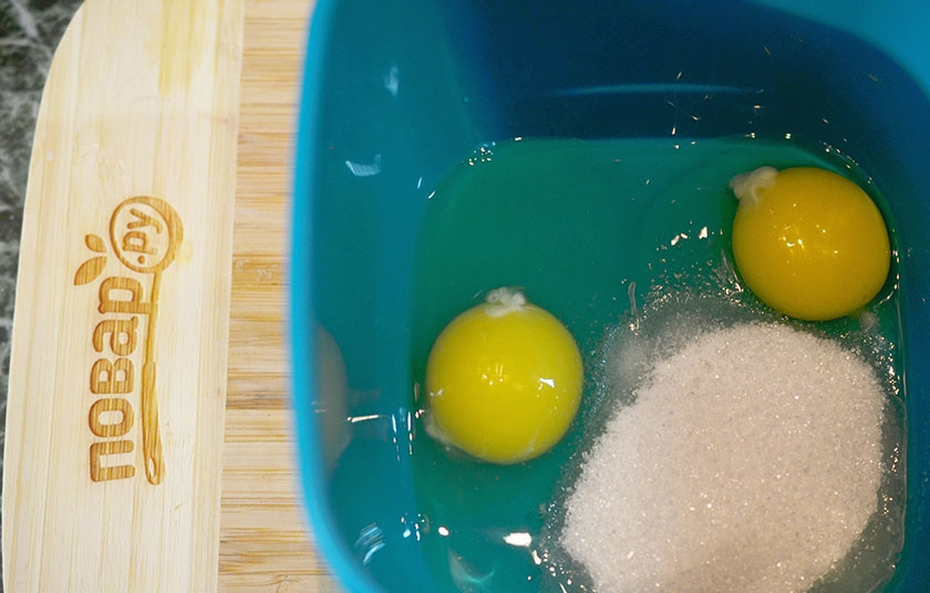 1. Этап. Творожные блины с кунжутом и изюмом: 1. Яйца взбейте с сахаром, солью и ванильным сахаром.