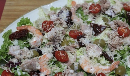 1. Этап. Салат Праздничный: В йогурт добавить мед, горчицу, соль и перец. Все хорошо перемешать и откорректировать по своему вкусу. Полить салат. Выложить черри и посыпать натертым сыром.