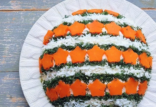 1. Этап. Салат с тунцом Новогодний шар: Укроп промыть, обсушить, мелко нарезать. Разложить укроп рядом с морковными звездочками, тонким рядочком. Убрать в холодильник на 1-2 часа, чтобы салат пропитался.