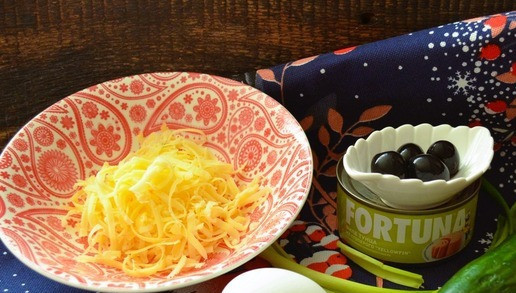 1. Этап. Салат-закуска Рождественская ёлочка: Приготовить продукты. Сыр натереть на крупной тёрке, яйцо сварить вкрутую. Зелень и огурец вымыть, обсушить.