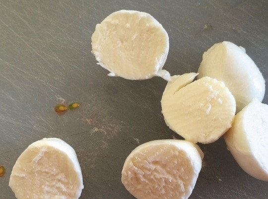 1. Этап. Новогодняя закуска Капрезе: 3. Следом — кружочки моцареллы.