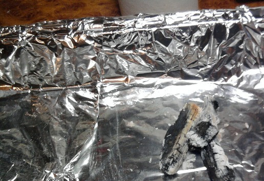 1. Этап. Шашлык с дымком в духовке: Получаются вот такие тлеющие угольки.