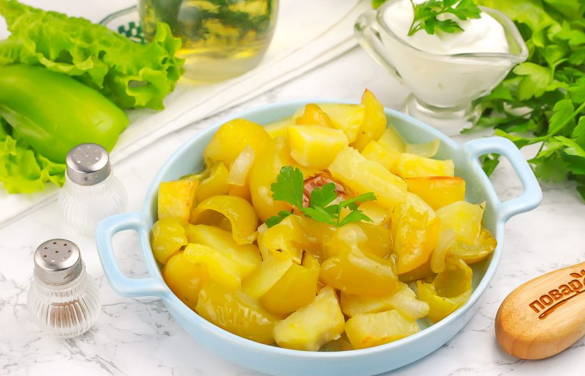 1. Этап. Перец в духовке запеченный с картофелем: Выложите красочный и сочный гарнир на тарелки и подайте к столу горячим. Можно дополнить его чесночным соусом или сметаной, майонезом. Приятного вам аппетита!