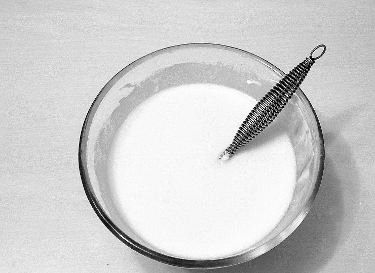 1. Этап. Гибаница: Влейте минеральную воду и растительное масло. Перемешайте.