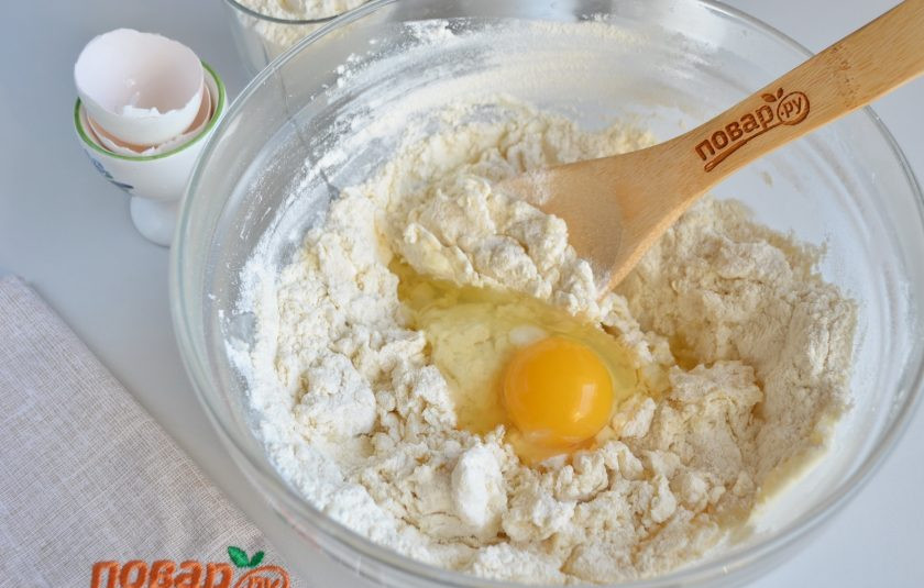 1. Этап. Манты в форме розочек: Добавьте в тесто сырое яйцо, быстро перемешайте.