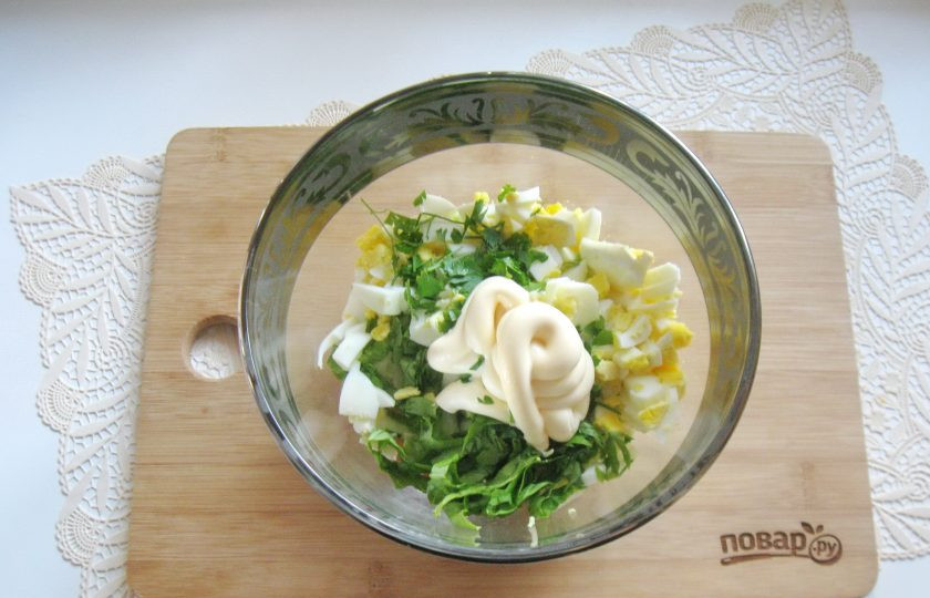 1. Этап. Зеленый салат с крабовыми палочками: Салат посолите и заправьте майонезом.