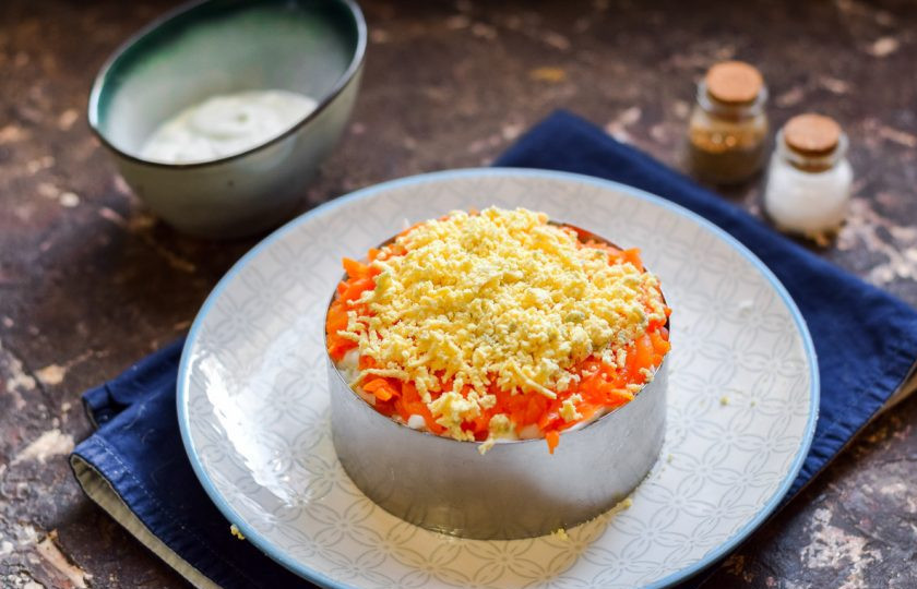 1. Этап. Мимоза с консервой: Посыпьте салат тертыми желтками. Пропитайте салат пару часов и подавайте к столу.