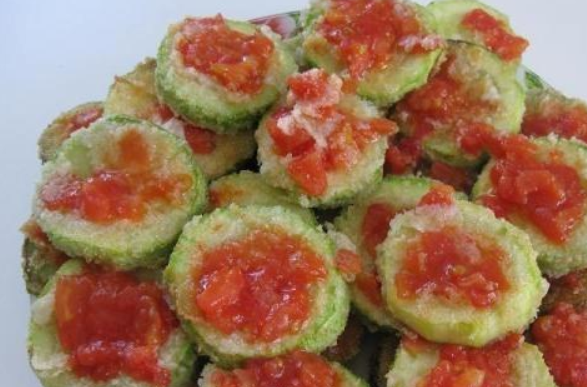 1. Этап. Кабачки, жаренные в манке: Выкладываем жареные кабачки на тарелку и поливаем томатным соусом. Приятного аппетита!