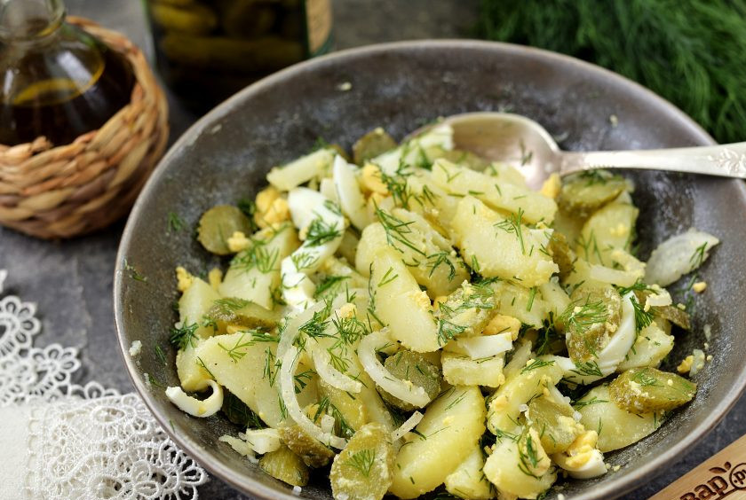 1. Этап. Картофельный салат с маринованными огурцами и луком: Салат чуть посолите и поперчите, заправьте оливковым маслом первого отжима и хорошенько перемешайте.