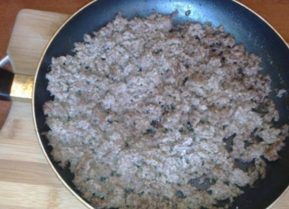 1. Этап. Подливка из фарша: 3. Фарш кладем в разогретое на сковороде растительное масло и обжариваем 5-8 минут на сильном огне. Солим, перчим. Можно добавить другие специи, например, приправу для фарша.
