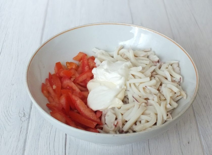 1. Этап. Салат Красное море с кальмарами: Добавьте майонез, сметану. Перемешайте. Посолите по вкусу.