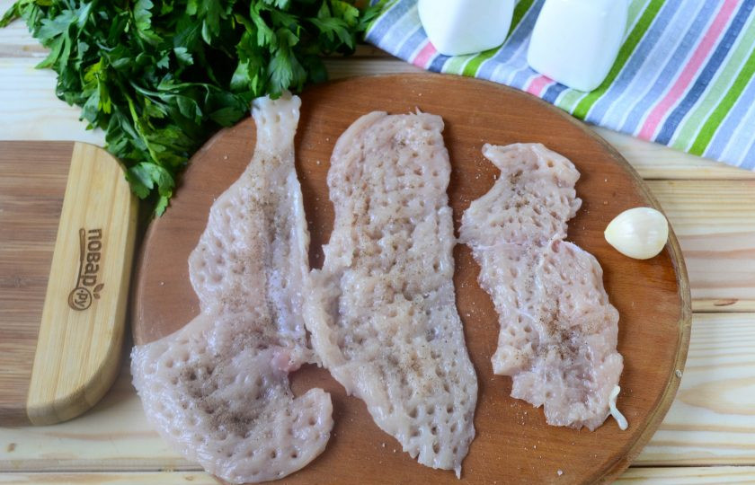 1. Этап. Рулетики из кабачков с куриной грудкой: Куриную грудку порежьте на тонкие и максимально длинные пластины, посолите и поперчите по вкусу, а затем отбейте кухонным молоточком.