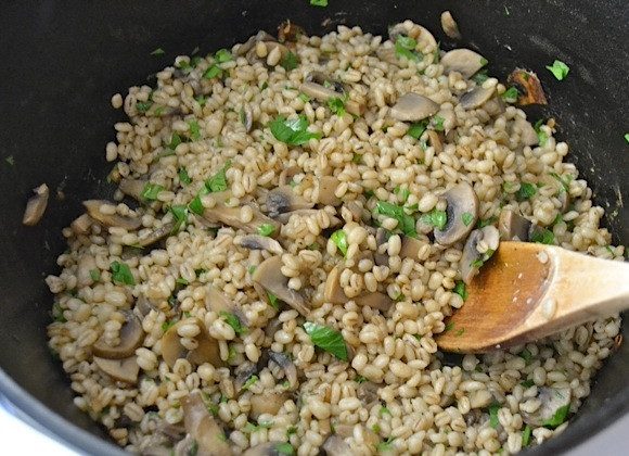 1. Этап. Перловка с шампиньонами: 6. Вымойте и нарежьте мелко зелень, добавьте ее в казан и перемешайте.