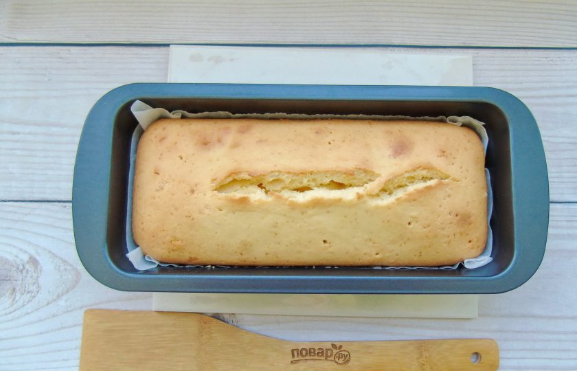 1. Этап. Лимонный кекс с сиропом: Выпекайте кекс в духовке, заранее разогретой до 175-180 градусов 40-45 минут. Готовность проверьте деревянной палочкой. При прокалывании выпечки она должна выходить сухой