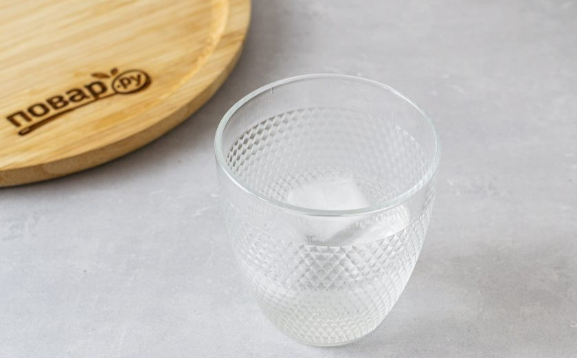 1. Этап. Виноградный физ: Стакан для подачи заполните льдом. Влейте тоник.