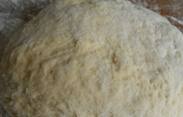 1. Этап. Пончики на кефире: Замесите эластичное тесто. Заверните его в пищевую пленку и оставьте на 25 минут.