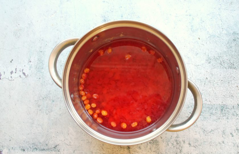 1. Этап. Отвар из калины: Ягоды снимите с веточек и выложите в кастрюлю. Влейте к ягодам чистую воду и доведите до кипения на среднем огне. Убавьте огонь, закройте кастрюлю крышкой и варите отвар в течение 10 минут. Снимите с огня, дайте остыть до теплого состояния, добавьте мед и перемешайте. Разлейте отвар по стаканам и подавайте.