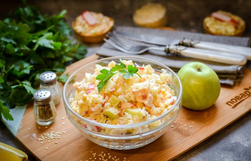 1. Этап. Крабовый салат с рисом и яблоком: Приятного аппетита!