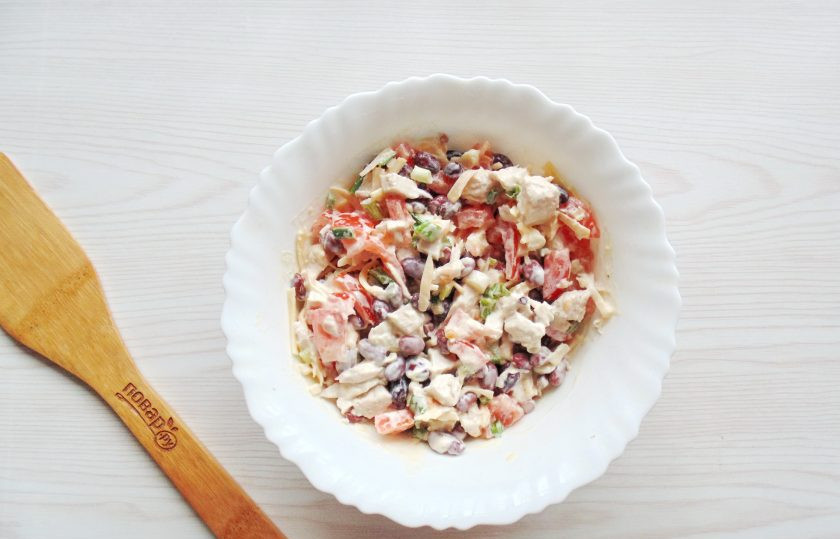 1. Этап. Салат с фасолью, курицей и помидорами: Перемешайте все ингредиенты салата.