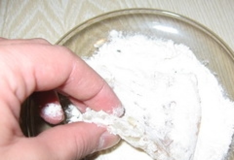 1. Этап. Хек в кляре: Ставим сковородку с маслом на плиту и ждем пока нагреется. Обваливаем в муке кусочки хека.