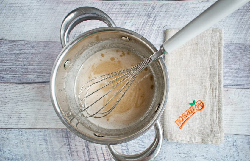 1. Этап. Зефир по ГОСТу: Доведите смесь до кипения, варите на медленном огне в течение 5-7 минут, помешивая венчиком. Сироп должен стекать с венчика тонкой нитью.