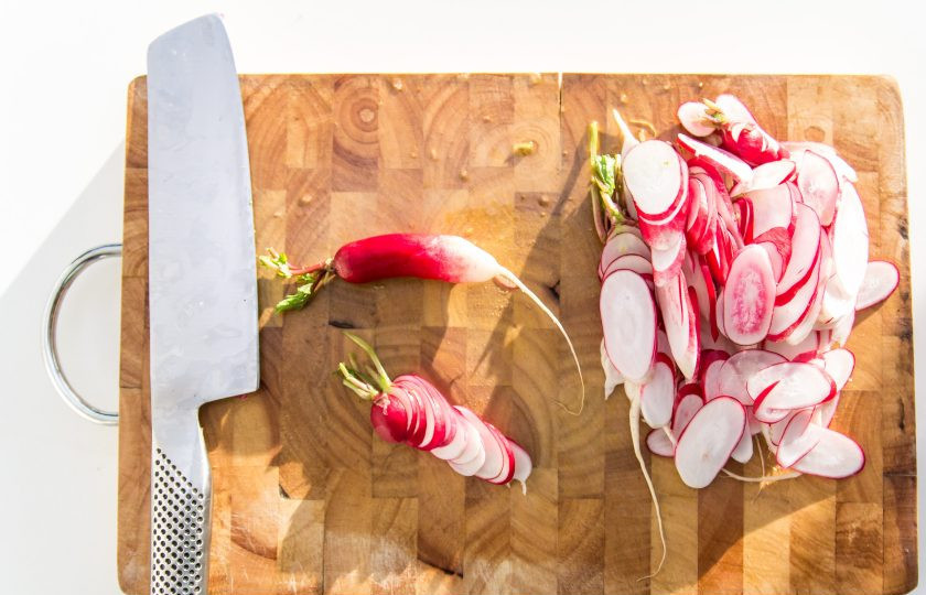 1. Этап. Салат легкий без майонеза: Отвариваем лапшу по инструкции. Тем временем подготовим остальные ингредиенты. Моем и режем пластинками редис.