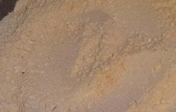 1. Этап. Армянская халва: Муку насыпьте на сковороду и обжарьте на очень медленном огне до золотистого цвета, постоянно помешивая ложкой. Будьте внимательны: мука быстро пригорает. При обжаривании она будет собираться в своеобразные комки, их нужно разминать ложкой. Ещё готовность муки можно проверить по запаху. Когда мука будет готова, она издаёт приятный пряный аромат домашней выпечки.