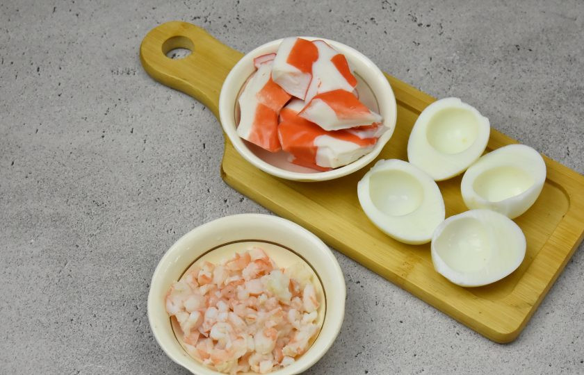 1. Этап. Суфле из креветок и крабовых палочек: После варки креветки залейте холодной водой, чтобы сохранить мягкую, нежную текстуру. Отварные креветки освободите от головы, панциря и кишечной жилы. Нарежьте креветки кусочками произвольного размера.