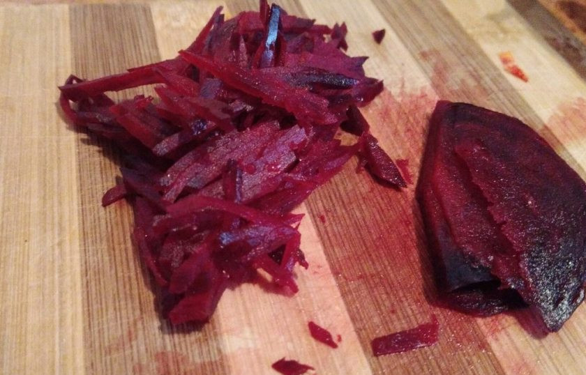 1. Этап. Борщ на постной говядине: 3. Пока жарятся лук и морковь, измельчаем свеклу. Овощи можете нарезать ножом или натирать на терке (по вашему желанию).