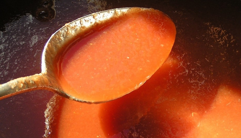 1. Этап. Домашний кетчуп в мультиварке: 3. За 15 минут до конца готовки добавляем все измельченные специи и перемешаем. Ждем окончательного сигнала.