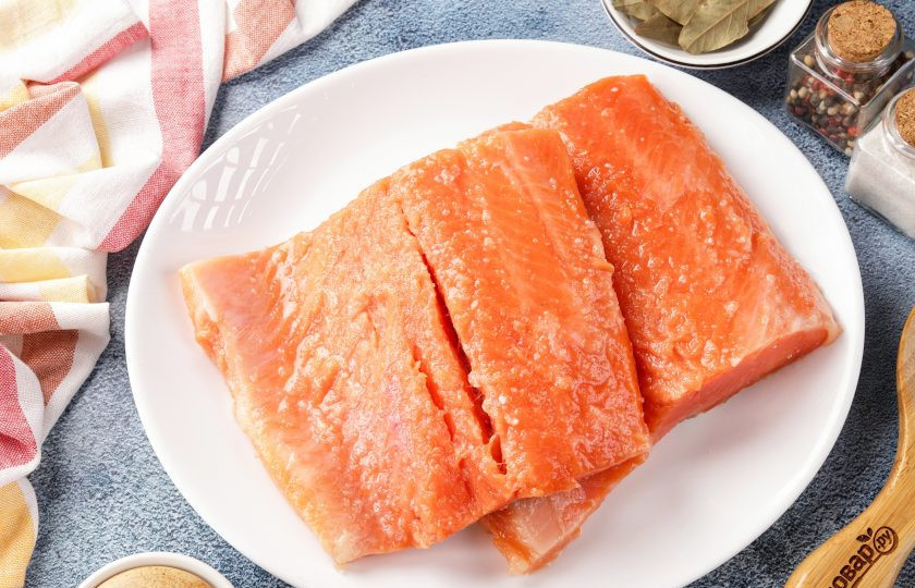 1. Этап. Слабосолёная форель в домашних условиях: Натрите куски форели со всех сторон смесью из соли и сахара.