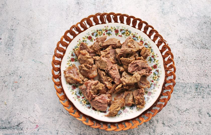 1. Этап. Борщ из оленины: Остывшую оленину порежьте на кусочки и выложите в борщ.